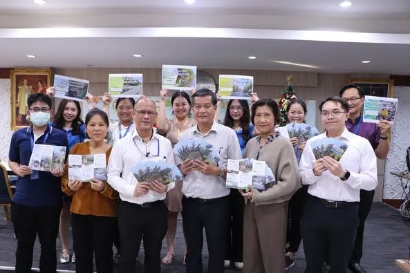 ศกช. ส่งมอบแผ่นพับประชาสัมพันธ์ให้กับชุมชนคนรักษ์ป่าตำบลหนองแม่นา